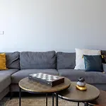 Flair - 1-bedroom & Balcony In アパート