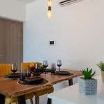 Flair - 1-bedroom & Balcony In アパート